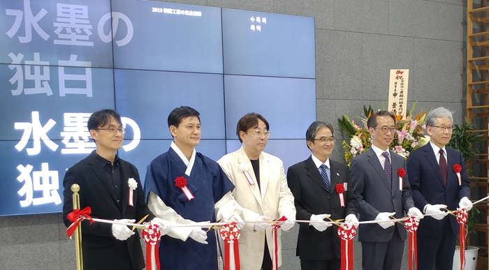 KOCIS Director Kim Tae-hoon (second from right), Korean Cultural Center (KCC) Tokyo chief Hwang Seong-un (second from left), fashion designer Jung Kuho (third from left) and Japan’s Agency for Cultural Affairs Commissioner Ryohei Miyata (third from right) on May 9 cut the ribbon at the KCC in Tokyo to officially open the exhibition “Monochrome Monologue.”