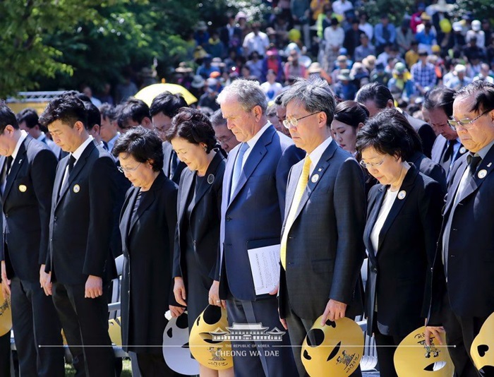 Attendants on May 23 pay a silent tribute at the memorial service for the tenth death anniversary of former President Roh Moo-hyun in Bongha Village of Gimhae, Gyeongsangnam-do Province. From left are the late president's son Roh Geon-ho, Roh’s widow Kwon Yang-sook, first lady Kim Jung-sook and former U.S. President George W. Bush.