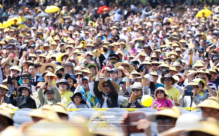 Approximately 21,000 people on May 23 visited Bongha Village in Gimhae, Gyeongsangnam-do Province, to mark the tenth death anniversary of former President Roh Moo-hyun.