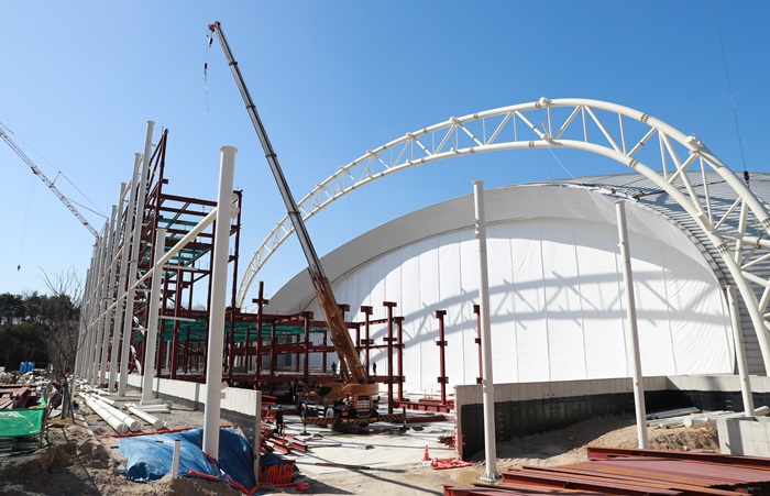 Construction of Nambu University Municipal Aquatics Center in Gwangju is in the final stage. The facility will serve as the main venue for the 2019 FINA World Aquatics Championships (July 12-28).