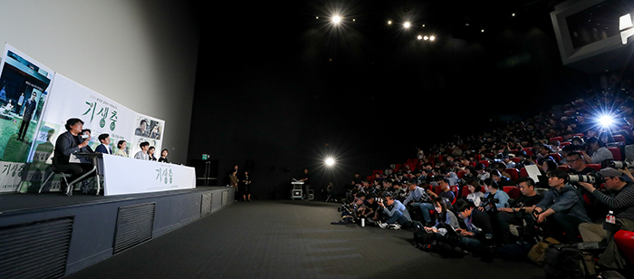 Director Bong Joon-ho and the cast members of “Parasite” on May 28 hold a media briefing after an advance media screening at the theater CGV Yongsan in Seoul. The movie on May 25 won the Palme d’Or, the top award of the Cannes Film Festival.