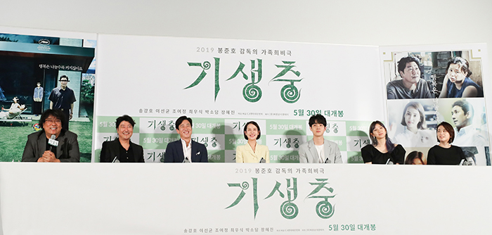 The director and cast of “Parasite” on May 28 hold a Q&A session with media after an advance screening at Seoul’s CGV Yongsan theater. From left are director Bong Joon-ho and cast members Song Kang-ho, Lee Sun-kyun, Cho Yeo-jeong, Choi Woo-shik, Park So-dam and Jang Hye-jin.