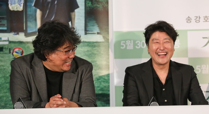 Director Bong Joon-ho (left) and actor Song Kang-ho (right) on May 28 discuss the film “Parasite” after an advance media screening at Seoul’s CGV Yongsan theater.