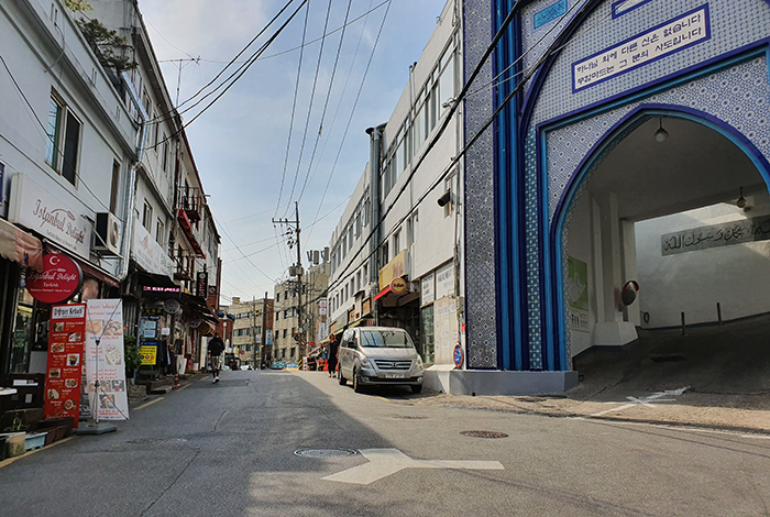 Ramadan, the most sacred month of the year for Muslims, began on May 5 this year. This photo taken on May 7 shows Usadan-ro, known as the only Islamic street in Seoul and located in the capital’s Itaewon neighborhood.