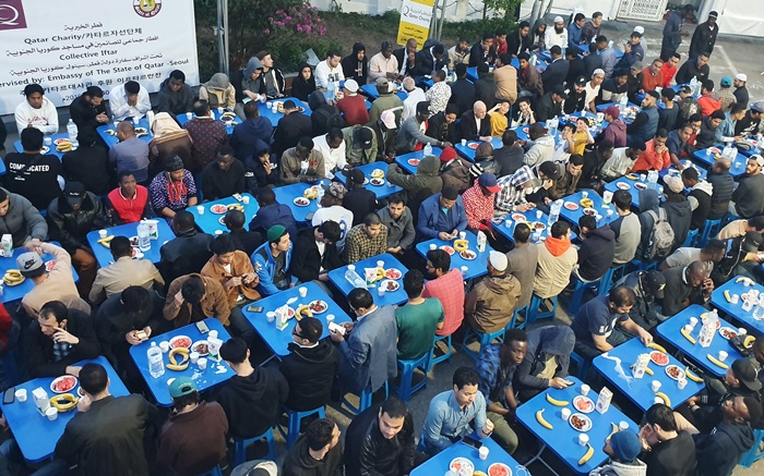 Muslims on May 8 eat dates, fruit and milk as appetizers outside Seoul Central Mosque before doing maghrib (night prayer) at 7:20 p.m.