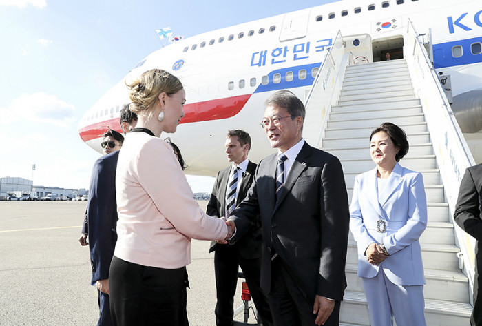 President Moon Jae-in (second from right) and first lady Kim Jung-sook (right) on June 9 greets Finnish Economic Affairs and Employment Minister Katri Kulmuni after the presidential couple's arrival at Helsinki Airport. (Cheong Wa Dae)