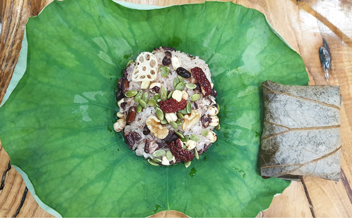 Ingredients such as grain, lotus roots, dates and nuts are put on a lotus leaf along with rice and then wrapped. The wrap is steamed in a sot (traditional caldron) to produce yeonnipbap (steamed rice wrapped in a lotus leaf).