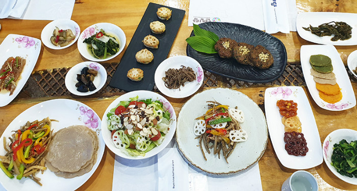 Diners in Buyeo-gun County can try lotus tteok galbi (short-rib beef patties), lotus root japchae (glass stir-fried noodles) and fried lotus as well as yeonnipbap.
