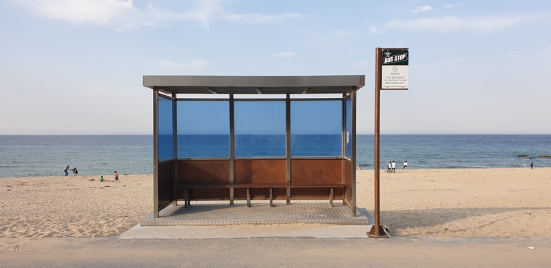 The Korea Tourism Organization from June 10-24 conducted a survey on the popularity of venues featured in the music videos and album covers of the K-pop super group BTS on eight foreign-language websites promoting tourism in Korea. Topping the list was the bus stop at Hyangho Beach in the town of Jumunjin-eup in Gangneung, Gangwon-do Province.