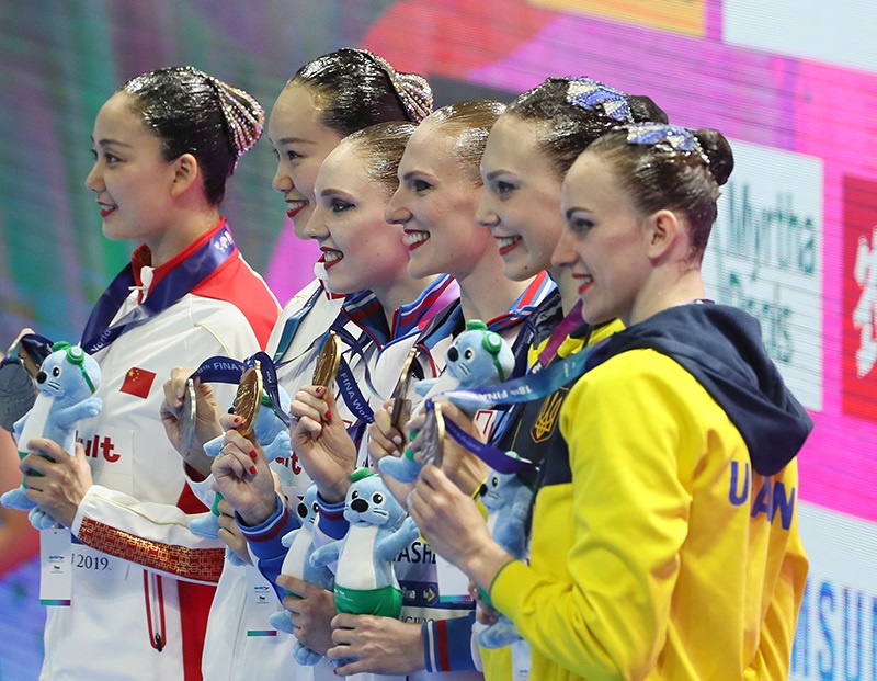 Medalists in the mixed duet technical event of artistic swimming at the 18th FINA World Aquatics Championships on July 14 pose for photographs at Yeomju Gymnasium in Gwangju. (FINA World Championships Gwangju Organizing Committee)