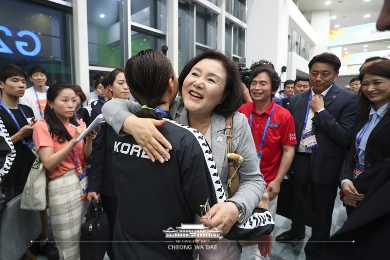 First lady Kim Jung-sook on July 22 hugs swimmer Kim Seo-yeong, who placed sixth in the women's 200-meter individual medley final, at the FINA World Aquatics Championships at Nambu University Municipal Aquatics Center in Gwangju. (Cheong Wa Dae's facebookFacebook page)