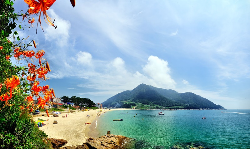 Bijindo Island off the coast of Tongyeong, Gyeongsangnam-do Province, is among Korea's 33 best islands for summer vacation this year as selected by the Ministry of the Interior and Safety. The beach here that connects two small islands is a unique tourist attraction where the sunrise and the sunset can be viewed at the same spot.