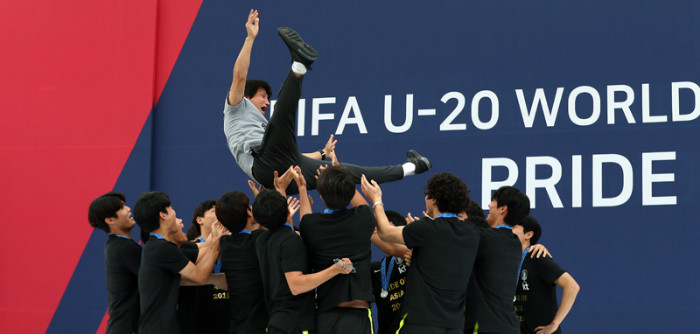 Chung Jung-yong, head coach of the men’s under-20 soccer team, on June 17 is tossed into the air by his squad at a welcoming reception in Seoul Plaza. Korea finished second to Ukraine in the U-20 World Cup, the best finish for a Korean men’s squad in a FIFA tournament.