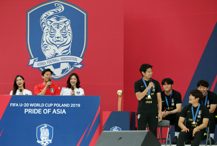 Star midfielder Lee Kang-in (fourth from the right) on June 17 is asked at Seoul Plaza if he would set up anyone on the team with his two sisters on blind dates. He responded by saying, “Honestly, no one,” eliciting laughter from the crowd.