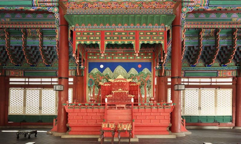 The eojwa (king's throne) is at the center of Geunjeongjeon Hall at Seoul's Gyeongbokgung Palace. (Royal Palaces and Tombs Center of Cultural Heritage Administration)