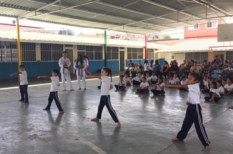 Children at a public elementary school (Centro Escolar Básico Gubernamental Guatemala) in Tegucigalpa, the capital of Honduras, on Aug. 7 practice punching techniques in a Taekwondo belt promotion test. (Honorary Reporter Luis Hércules)