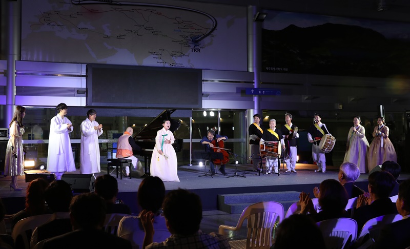 Globally renowned Chinese American cellist Yo-Yo Ma (center), samulnori pioneer Kim Duk-soo (fifth on stage from the right) and leading pansori vocalist Ahn Sook-sun on Sept. 9 perform in "Culture Connect: DMZ Peace Concert" held at Dorasan Station in Paju, Gyeonggi-do Province. (Ministry of Sports, Culture and Tourism)