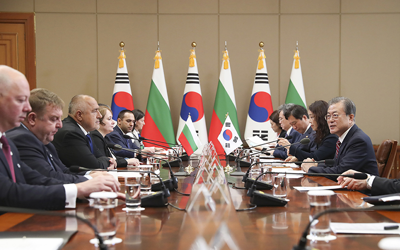 President Moon Jae-in (right) on Sept. 27 hosts a bilateral summit with Bulgarian Prime Minister Boyko Borissov (third from bottom left) at Cheong Wa Dae. (Cheong Wa Dae)