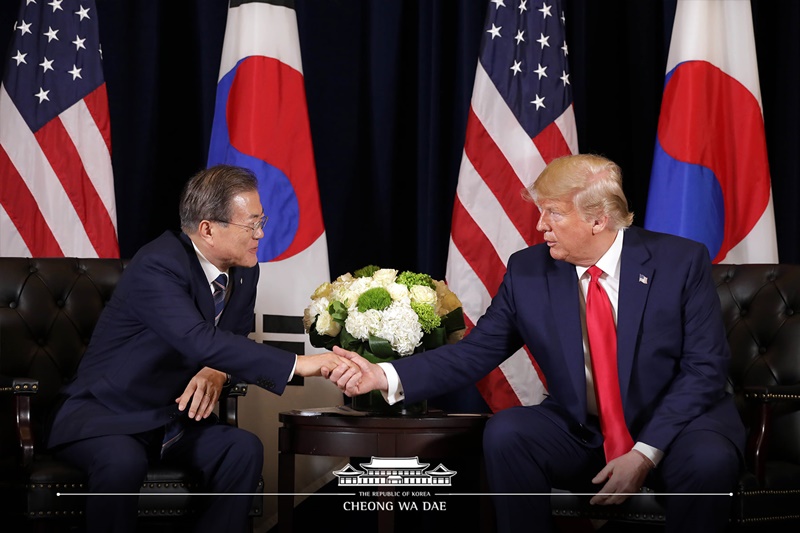 President Moon Jae-in (left) and U.S. President Donald Trump on Sept. 23 shake hands during their bilateral summit at the InterContinental New York Barclay Hotel. (Cheong Wa Dae)