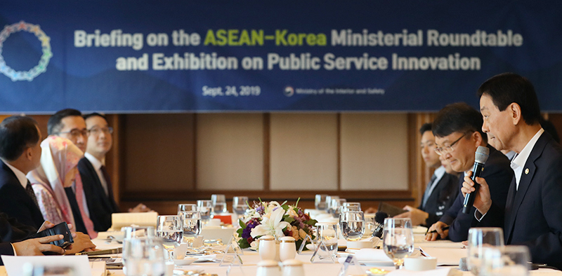 Minister of the Interior and Safety Chin Young (right) on Sept. 24 speaks to ambassadors of member states of the Association of Southeast Asian Nations (ASEAN) at the Millennium Hilton Seoul on the importance of the ASEAN-Korea Ministerial Roundtable and Exhibition on Public Service Innovation slated for Busan this November.