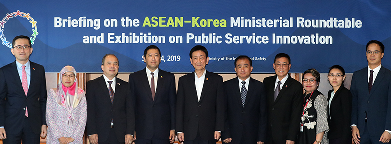 Minister of the Interior and Safety Chin Young on Sept. 24 poses for a group photo with ambassadors from all ten ASEAN members countries to Korea at the Millennium Hilton Seoul.