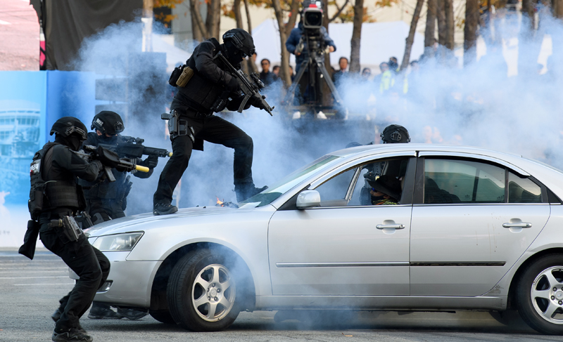 '2019 국가 대테러종합훈련'이 22일 부산 벡스코에서 열린 가운데 경찰특공대원들이 차량을 이용한 테러를 진압하는 시범을 보이고 있다. 