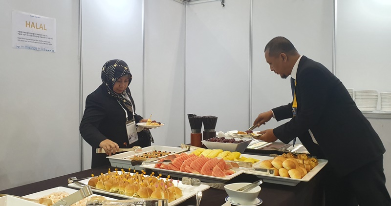 Members of Indonesian media on Nov. 25 put halal food on their plates at the restaurant of the Media Center at the Busan Exhibition and Convention Center (BEXCO) during the 2019 ASEAN-ROK Commemorative summit.