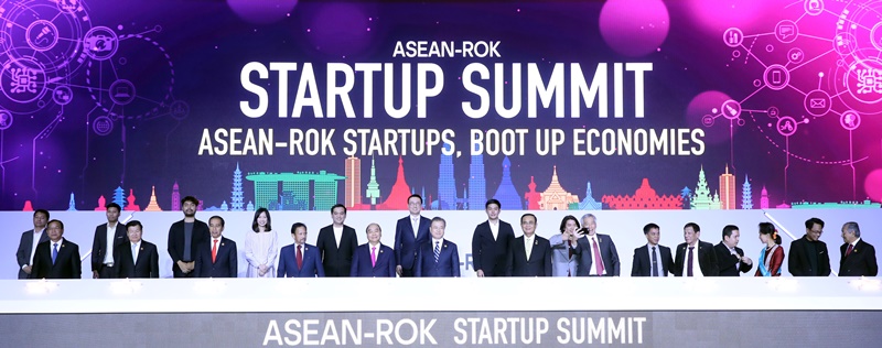 President Moon Jae-in (sixth from left in first row) on Nov. 26 poses for a photo with the leaders from the ten member states of the Association of Southeast Asian Nations (ASEAN) at the ASEAN-ROK Startup Summit, a side event of the 2019 ASEAN-ROK Commemorative Summit. From left in the first row are Cambodian Deputy Prime Minister Prak Sokhonn, Lao Prime Minister Thongloun Sisoulith, Indonesian President Joko Widodo, Bruneian Sultan Hassanal Bolkiah, Vietnamese Prime Minister Nguyen Xuan Phuc, President Moon, Thai Prime Minister Prayut Chan-o-cha, Singaporean Prime Minister Lee Hsien Loong, Philippine President Rodrigo Duterte, Myanmar State Counsellor Aung San Suu Kyi and Malaysian Prime Minister Mahathir Mohamad. (2019 ASEAN-ROK Commemorative Summit)