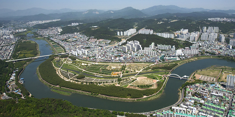 울산 도심 생태하천인 태화강 일원은 자연자원과 정원을 연계한 가치를 인정받아 2019년 대한민국 국가정원 2호로 지정됐다. 울산광역시