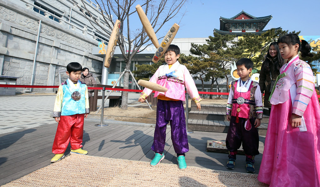 연중 가장 중요한 명절 중 하나인 설날에 한국인들은 가족과 모여 떡국을 먹고 전통놀이를 즐긴다. 각국의 한국문화원이 준비한 설 맞이 행사에서 차례, 전통놀이, 세배 등 한국식 설 풍습을 체험해 볼 수 있다. 코리아넷DB