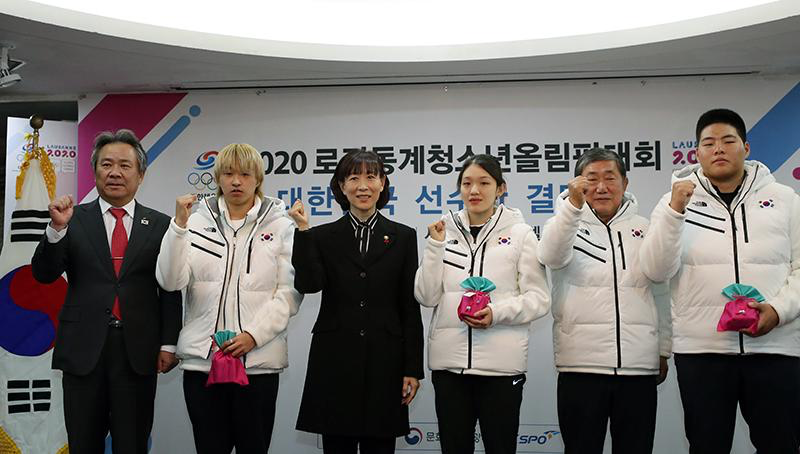 Second Vice Minister of Culture, Sports and Tourism Choi Younhee on Jan. 3 poses with the national team for the 2020 Winter Youth Olympic Games in Lausanne, Switzerland, at Team Korea's inaugural meeting at Seoul Olympic Parktel after giving team members good luck pouches. From left are Korean Sport and Olympic Committee President Lee Kee-Heung, national snowboarder Lee Joon-Sik, Vice Minister Choi, national short-track speedskater Seo Whi Min, Korea Ski Association President Kim Cheehyun and national bobsledder Kim Jimin. 