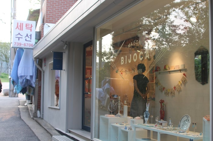 A tiny one-of-a-kind jewelry and trinkets shop can be found along one of the many alleys, catching passersby's attention.