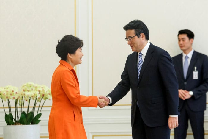 President Park Geun-hye (left) meets with Democratic Party President Katsuya Okada at Cheong Wa Dae on Aug. 3.