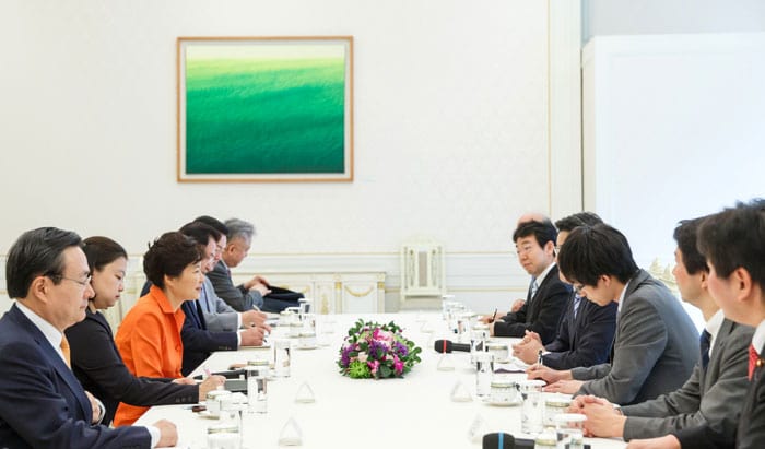 President Park Geun-hye (third from left) shares her views with Democratic Party President Katsuya Okada about measures to enhance Korea-Japan cooperation and exchanges.