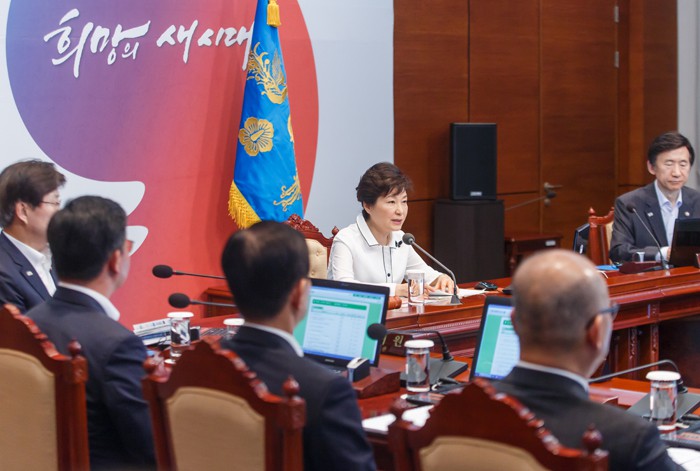 President Park Geun-hye (middle) presides over a cabinet meeting at Cheong Wa Dae on Aug. 4.