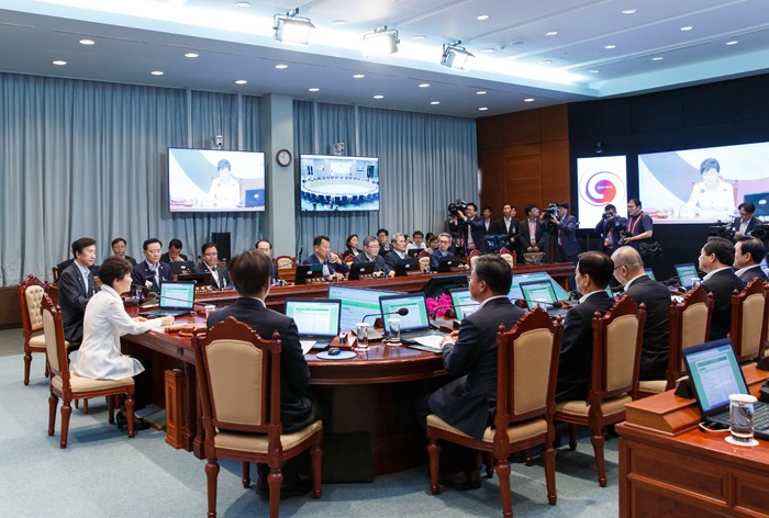 President Park Geun-hye says that Koreans need to rediscover the unlimited potential of their society and traditions, and to make an effort to revive them.