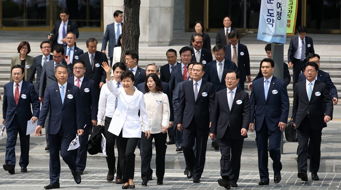President Park Geun-hye waves to the crowd as she shares in the happiness of independence in celebration of the 70th anniversary of Korea's freedom.