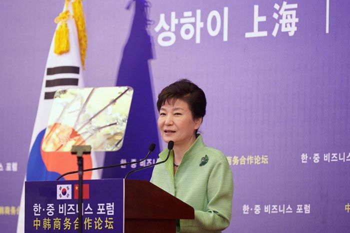 President Park Geun-hye talks about future economic cooperation between Korea and China, proposing to maximize the effects of an FTA, diversify bilateral cooperation and make more concerted responses to global issues, in Shanghai on Sept. 4.