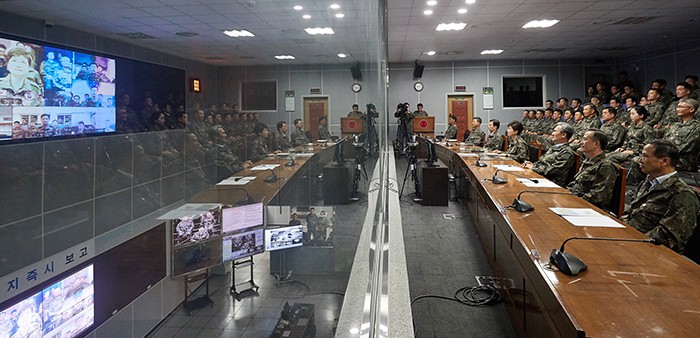 박근혜 대통령이 24일 을지프리덤가디언(UFG) 연습이 진행 중인 중부전선 전방군단을 방문해 군사 대비태세를 점검하고 있다.