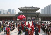 Gyeongbokgung_gateguard_ceremony_2016March.jpg