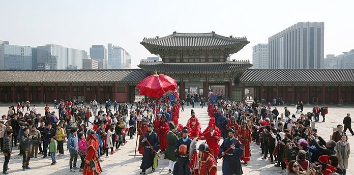 Gyeongbokgung_gateguard_ceremony_2016March.jpg