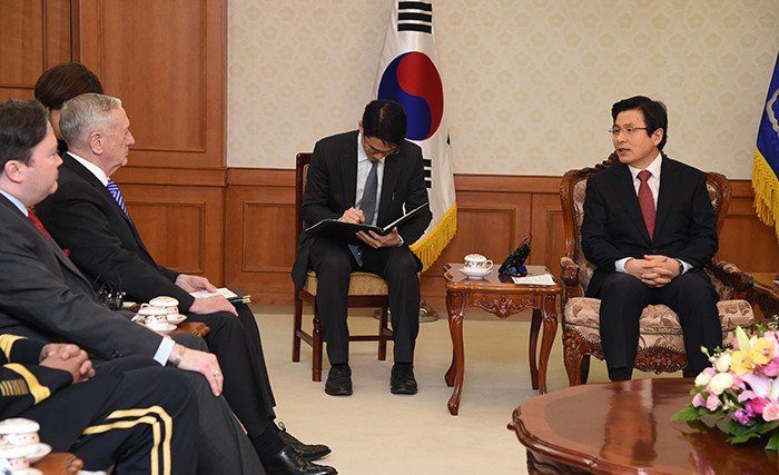 U.S. Secretary of Defense James Mattis (seated, left) and acting President Hwang Kyo-ahn discuss cooperation measures between Seoul and Washington in regard to North Korean nuclear weapons and missiles.