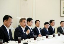 President has lunch with outgoing Cabinet President_Moon_Lunch_Ministers_01.jpg