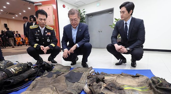 President_Moon_Firefighters_Visit_01.jpg