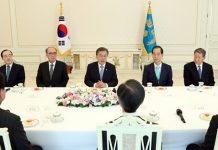 President_Moon_Former_Ambassadors_US_01.jpg