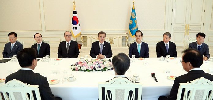 President_Moon_Former_Ambassadors_US_01.jpg