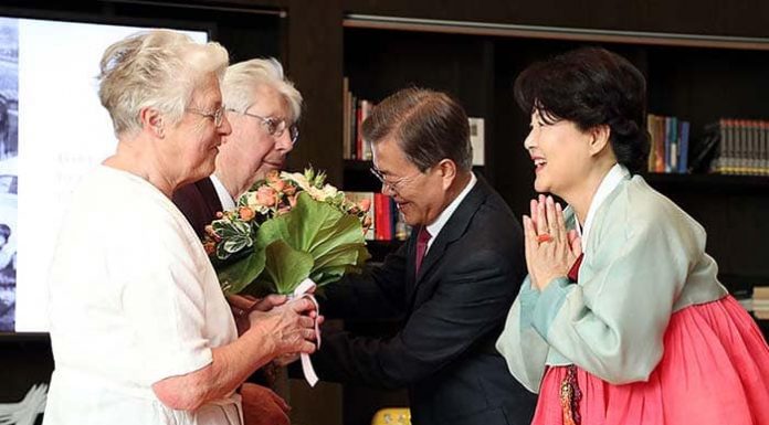 President Moon meets with German medical personnel 170706_moonberlin_art3.jpg