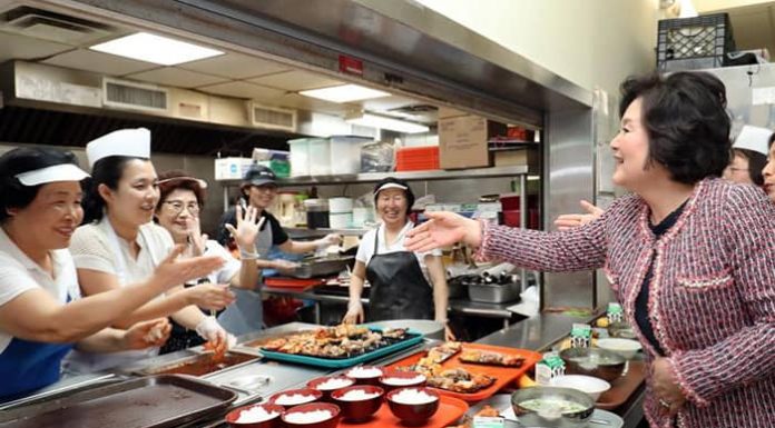 First lady serves homemade meals to Korean-Americans in NY 170921_kimungsook_art1.jpg