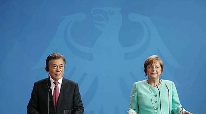 Moon congratulates Merkel on fourth victory 170926_koreagermany_art1.jpg
