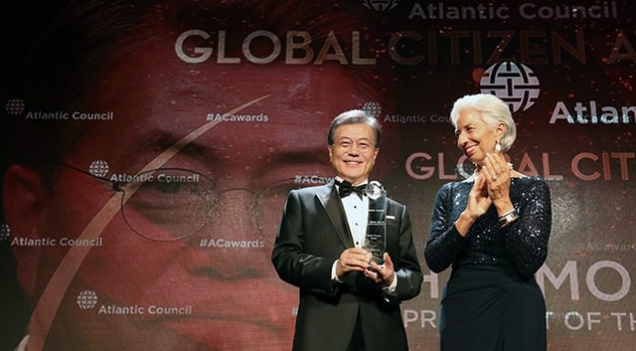President Moon receives Global Citizen Award 20170920_CWD_1.jpg